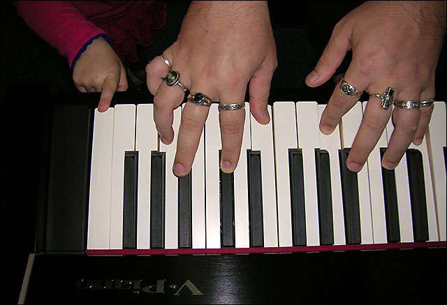 Photo Marc Schellekens with hands on piano